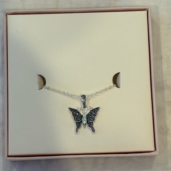 Butterfly Necklace 🦋 - Picture 3 of 4